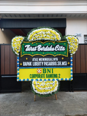 Papan Bunga Duka di Ujung Tanah