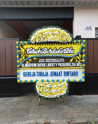 Papan Bunga Duka di Ujung Tanah