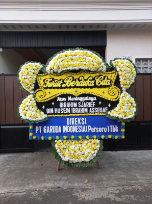 Papan Bunga Duka di Ujung Tanah
