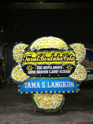 Papan Bunga Duka di Ujung Tanah