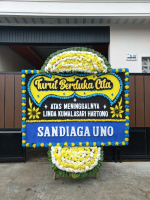 Papan Bunga Duka di Ujung Tanah