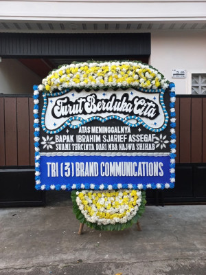 Papan Bunga Duka di Ujung Tanah